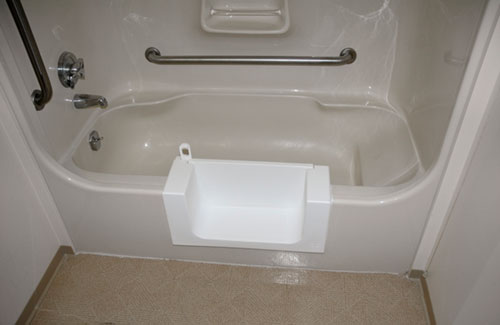 bath tub with door closed